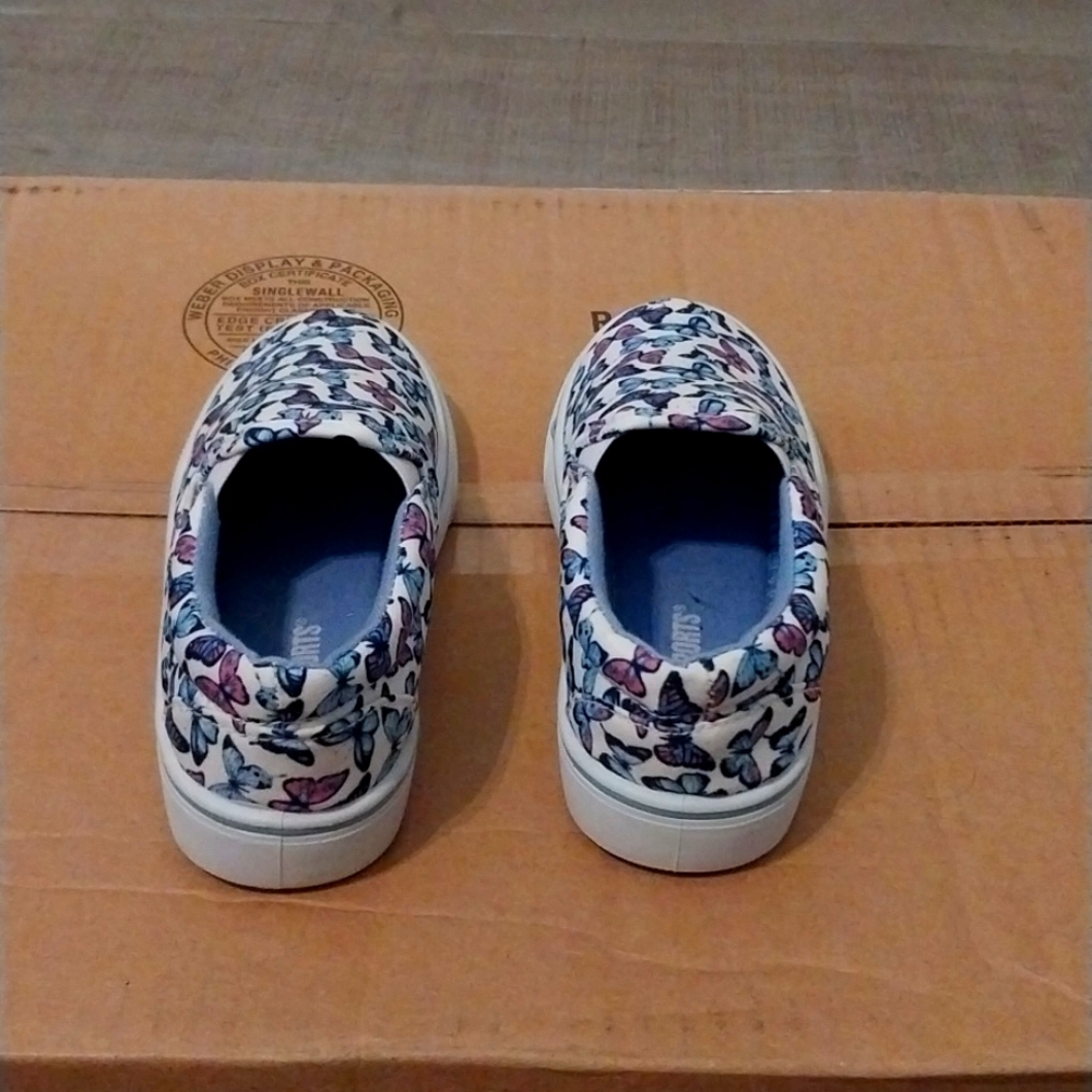 Super cute butterfly slip on shoes. Girls size 1. My daughter never wore them.